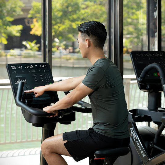 Life Fitness Club Series+ Upright Lifecycle SL Bike